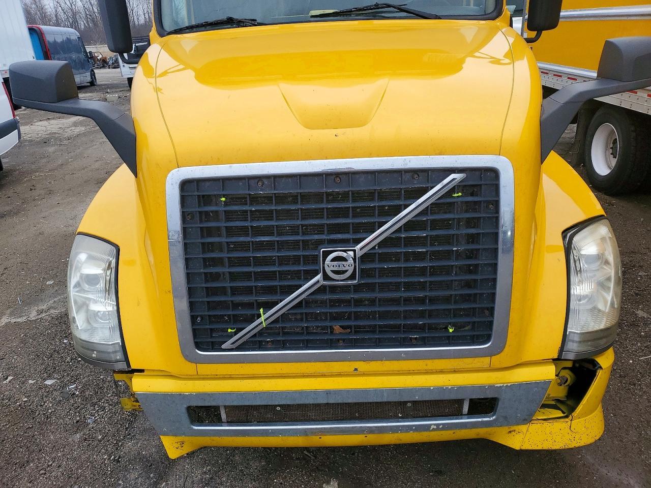 2012 Volvo VNL Semi Truck