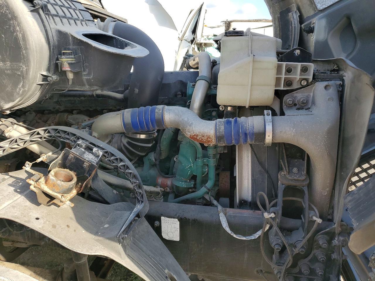 2013 Volvo VNL Semi Truck