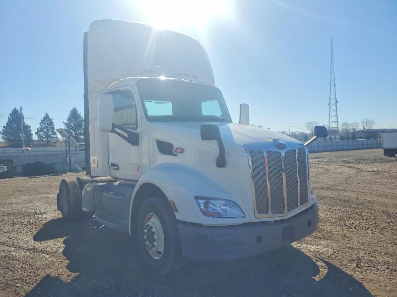 2017 Peterbilt 579 Semi Truck