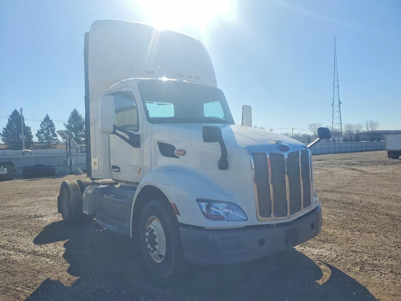 2017 Peterbilt 579 Semi Truck