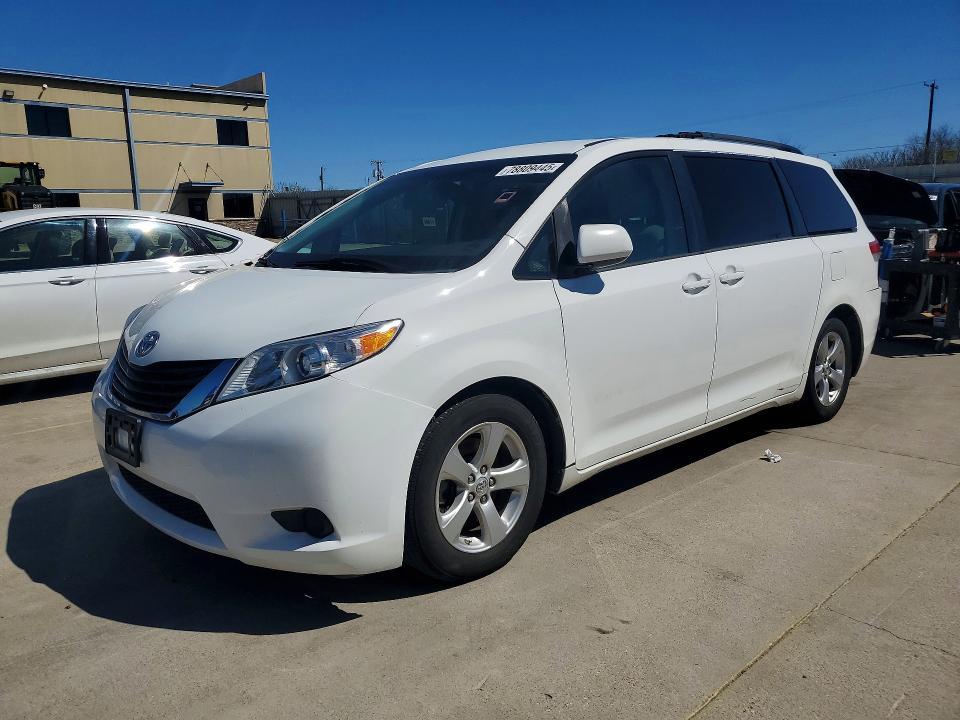 2013 Toyota Sienna le 8-passenger