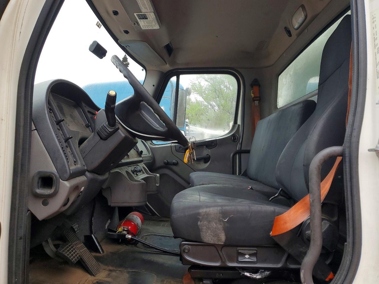 2020 Freigliner 2020 Freightliner Business Class M2 BOX Truck