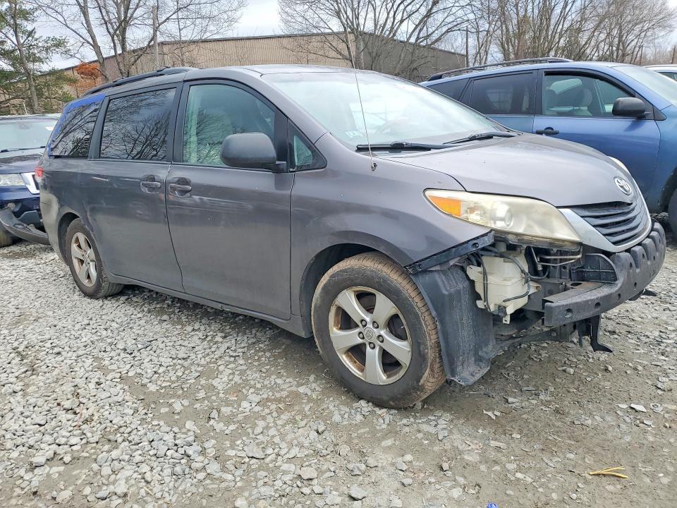 2011 Toyota Sienna le 8-passenger