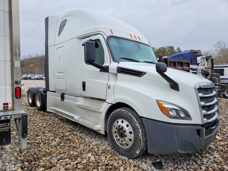 2018 Freigliner 2018 Freightliner Cascadia 126 Semi Truck