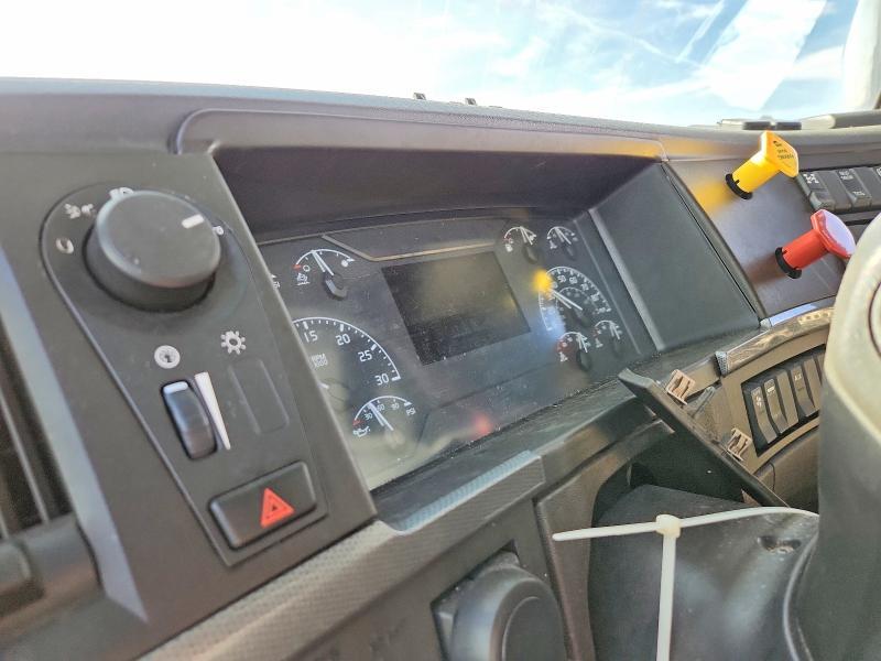 2021 Volv O VNR Semi Truck
