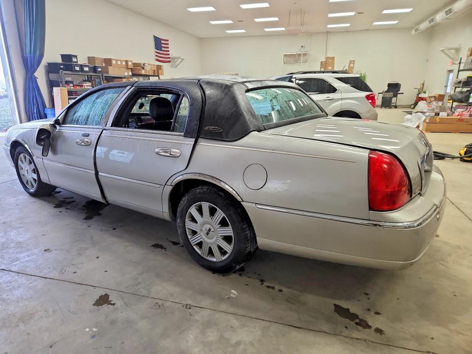 2005 Lincoln Town car Signature Limited