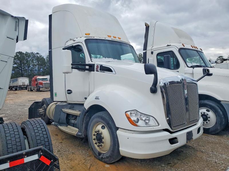 2016 Kenworth T680 Semi Truck
