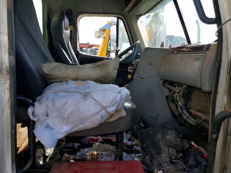 2004 Freightliner Columbia 120 Semi Truck