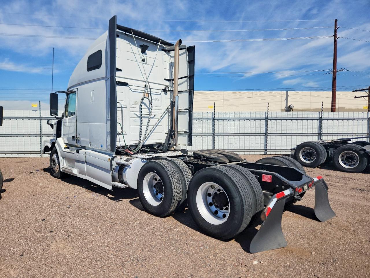 2013 Volvo VNL Semi Truck