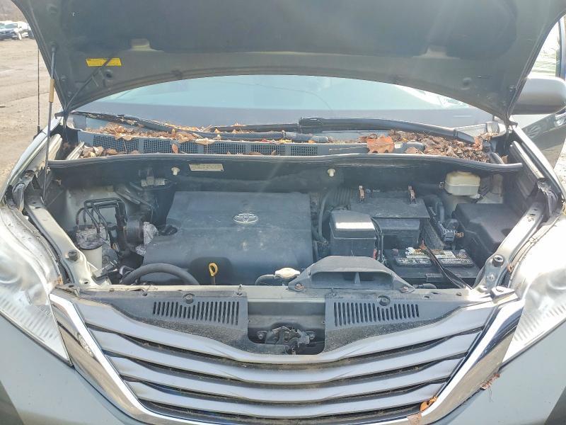 2014 Toyota Sienna xle 8-passenger