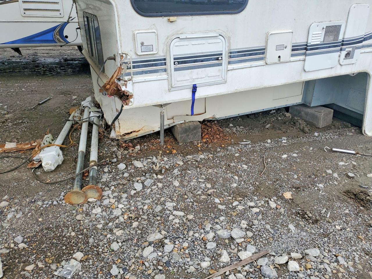 2002 Lance Camper