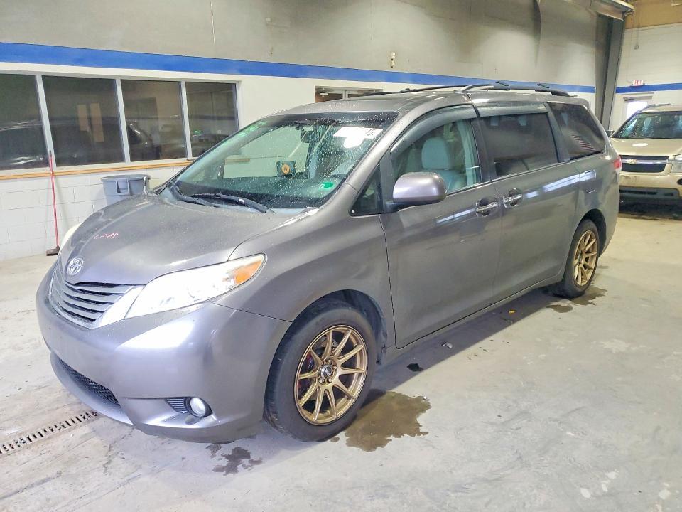 2014 Toyota Sienna xle 7-passenger