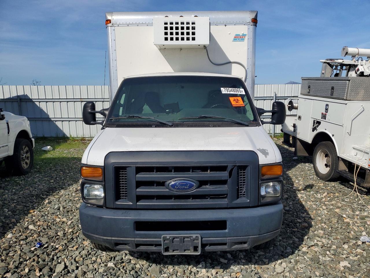 2014 Ford Econoline E450 Super Duty Cutaway Van