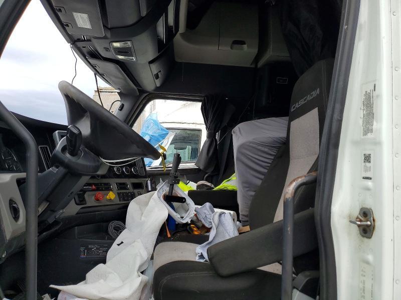 2020 Freightliner Cascadia 126