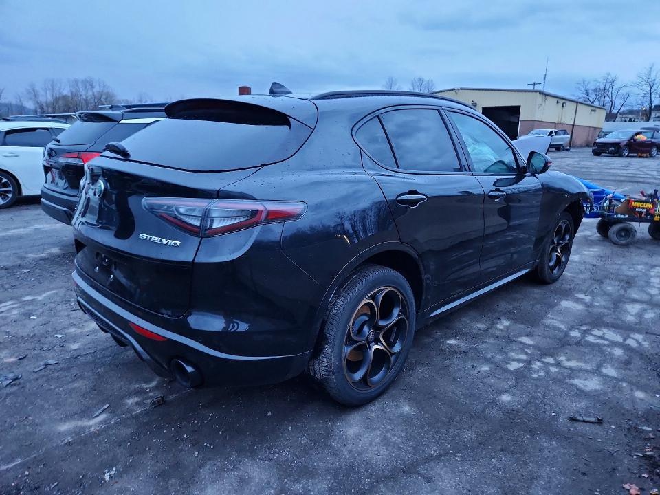 2025 Alfa Romeo Stelvio Base