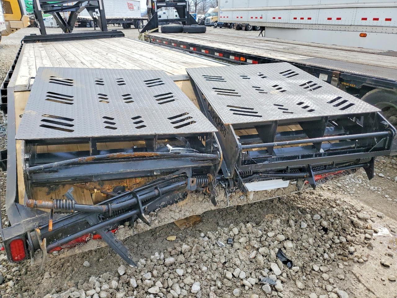 2025 CMI 2025 Corn PRO 20+5 Equipment Trailer