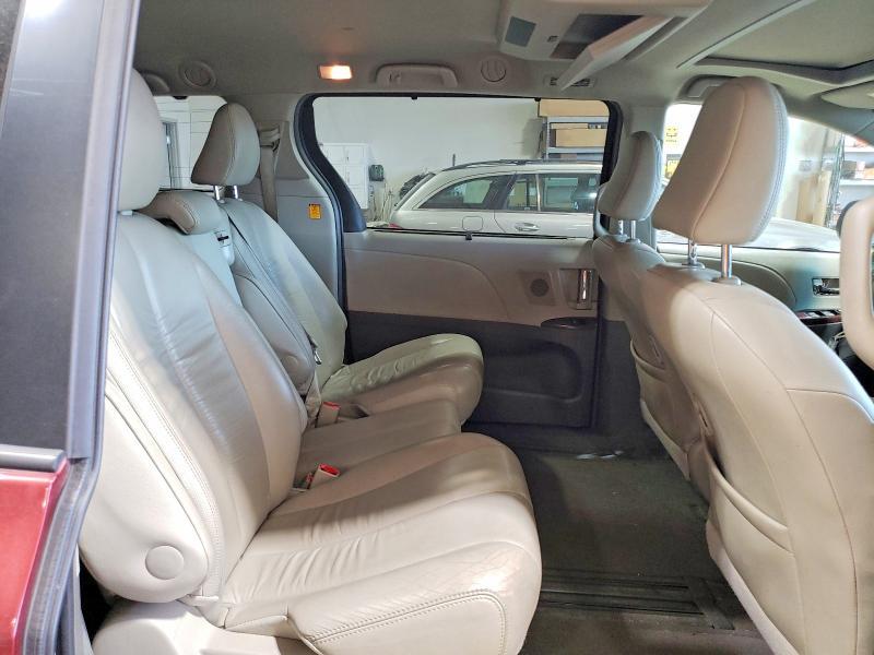 2012 Toyota Sienna xle 8-passenger