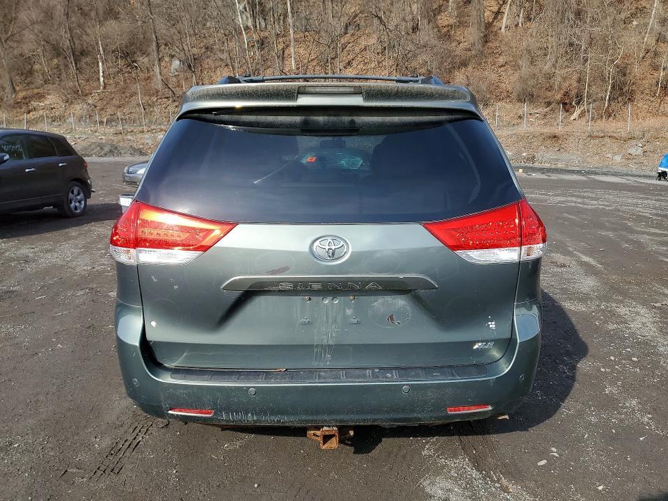 2014 Toyota Sienna xle 8-passenger