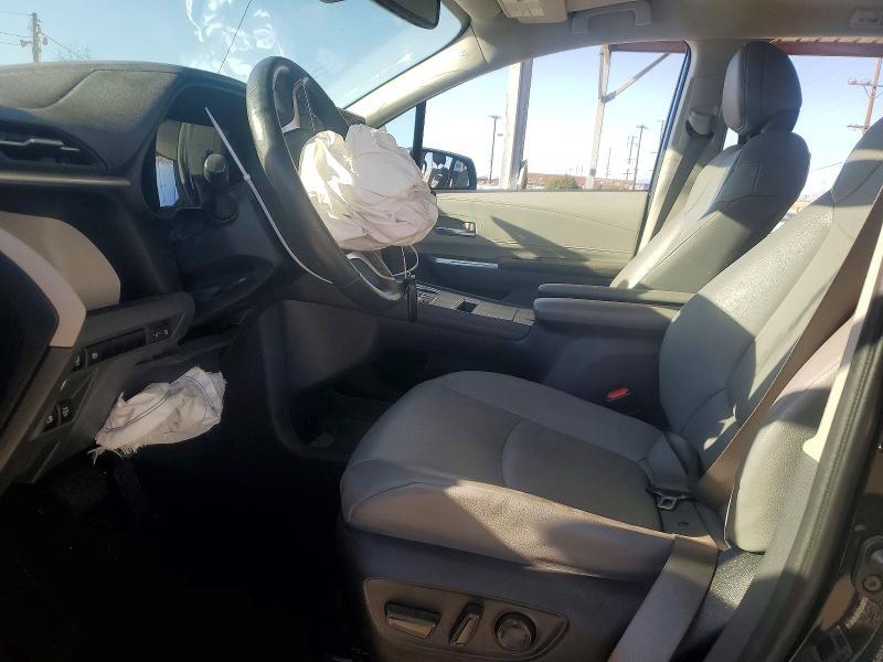 2023 Toyota Sienna xle 8-passenger