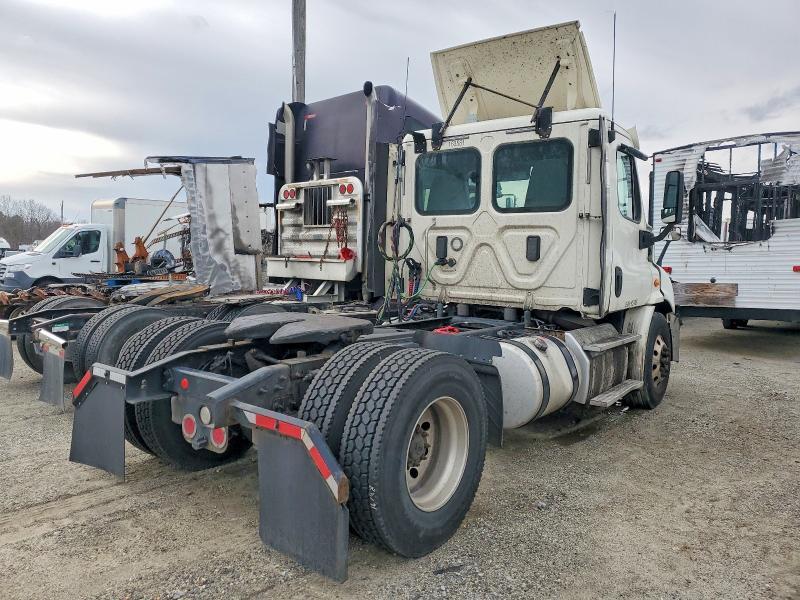 2017 Freightliner Cascadia 113 Semi Truck