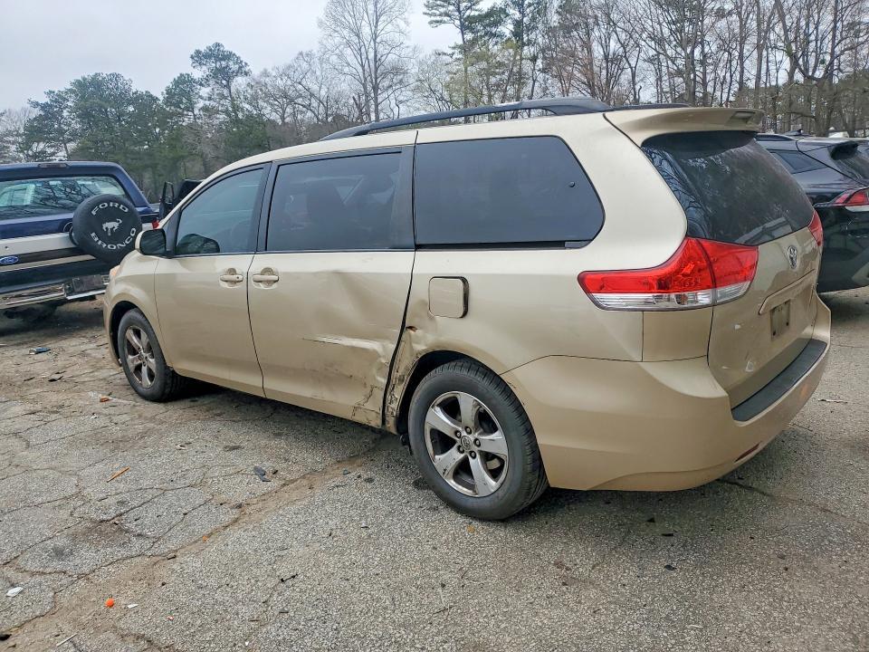 2014 Toyota Sienna le 8-passenger