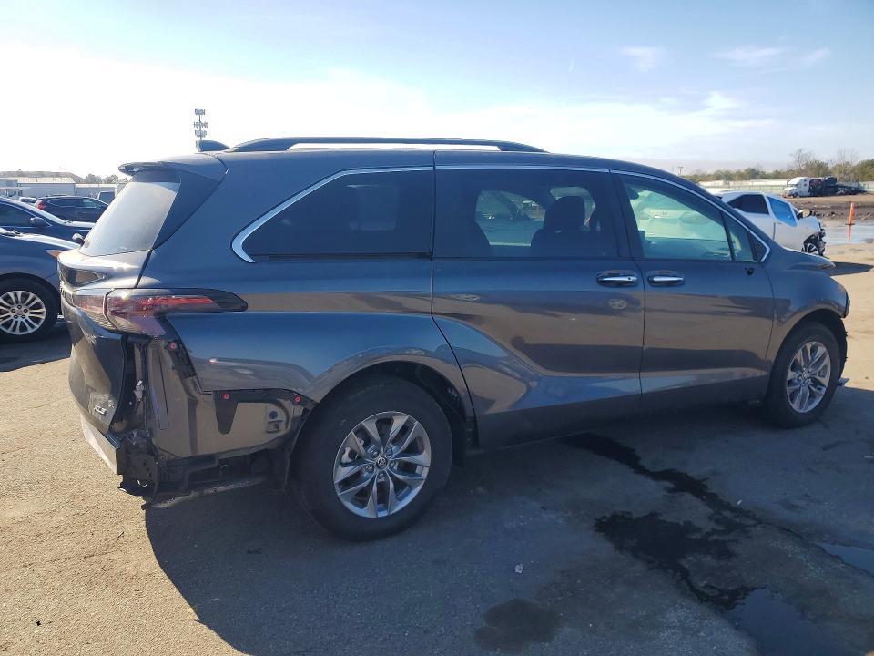 2025 Toyota Sienna xle 8-passenger