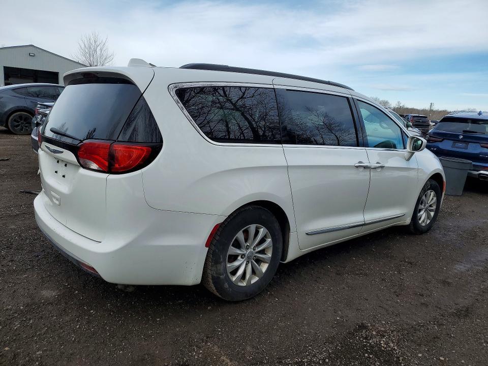 2017 Chrysler Pacifica Touring l f