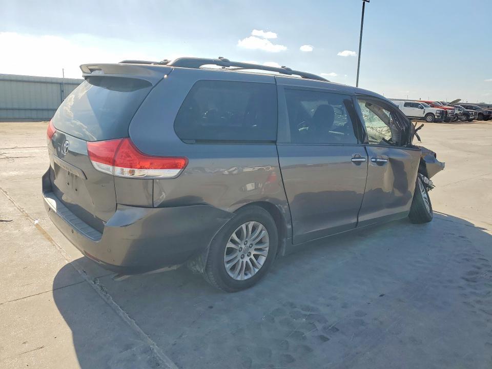 2014 Toyota Sienna xle 8-passenger