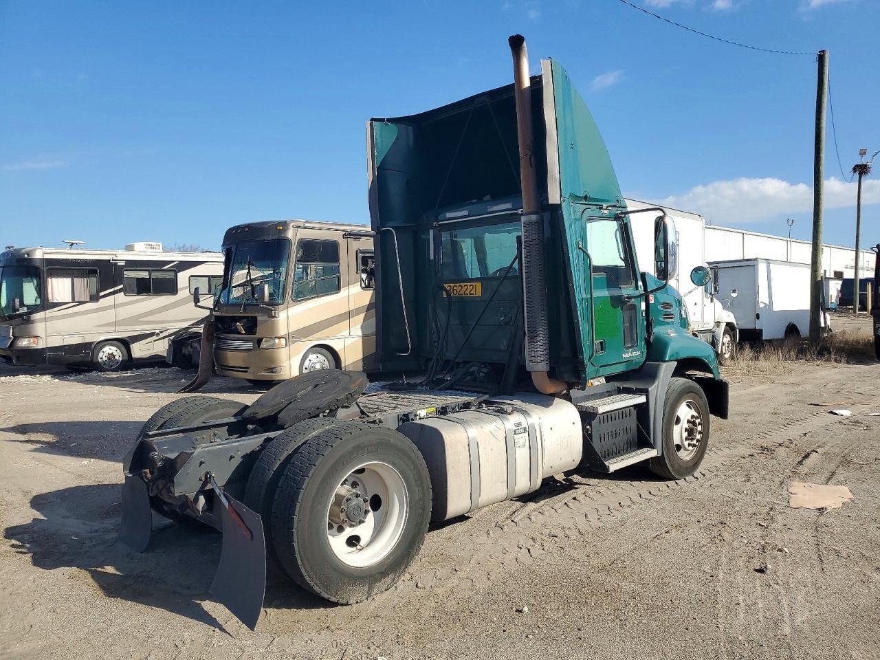 2017 Mack CX612 Semi Truck