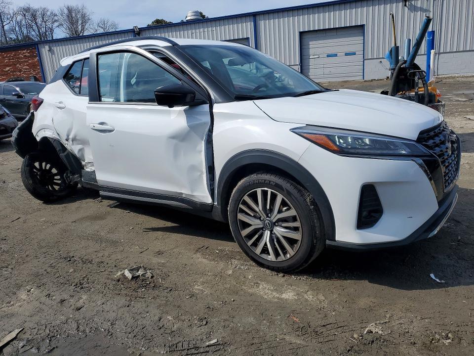 2024 Nissan Kicks sr