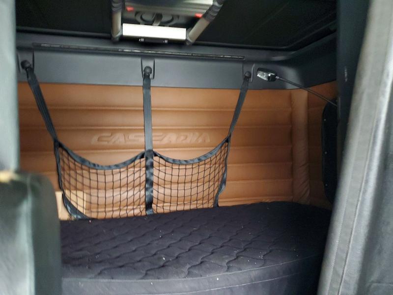 2018 Freigliner 2018 Freightliner Cascadia 126 Semi Truck
