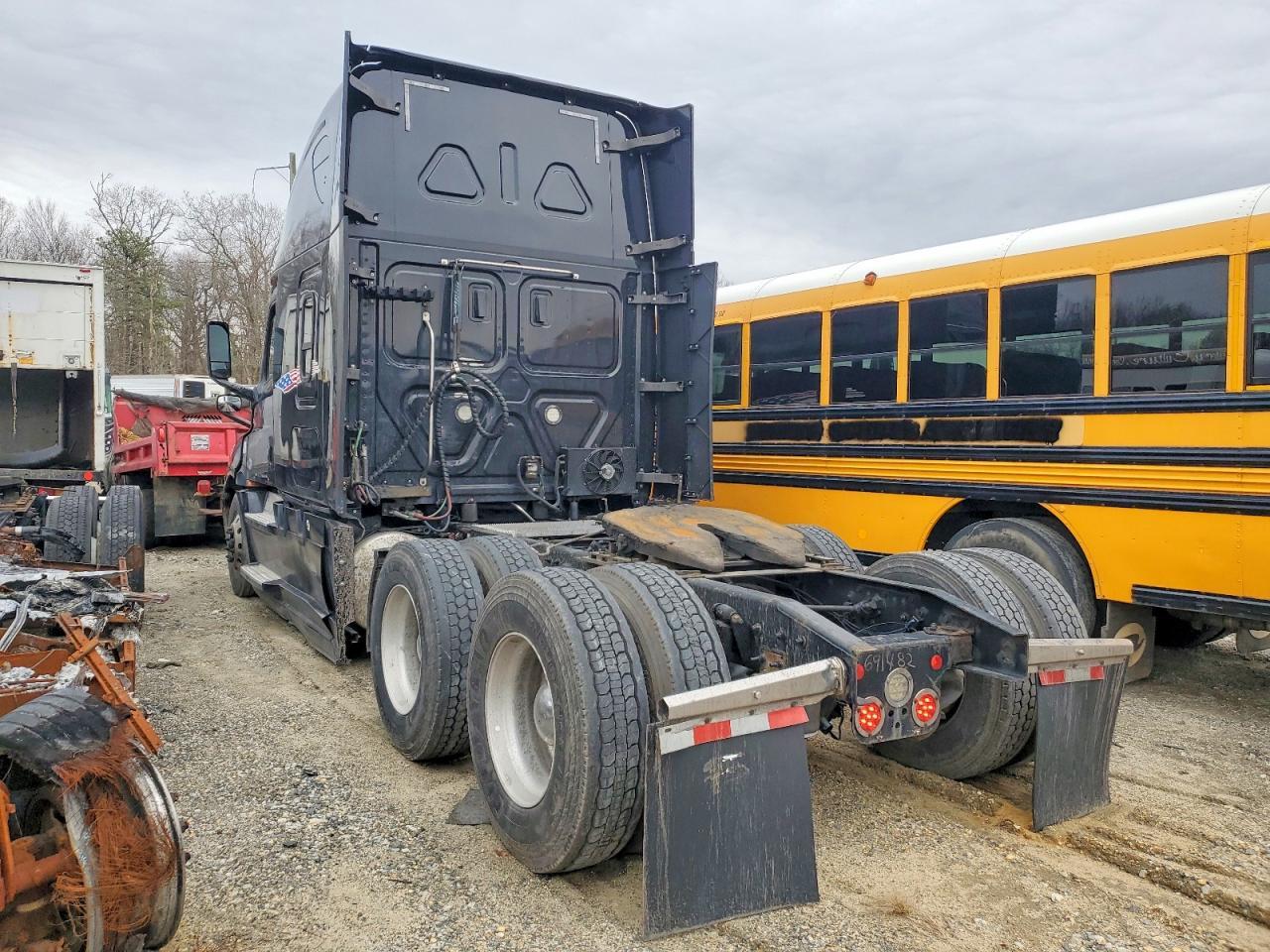 2019 Freigliner 2022 Freightliner Cascadia 126 Semi Truck