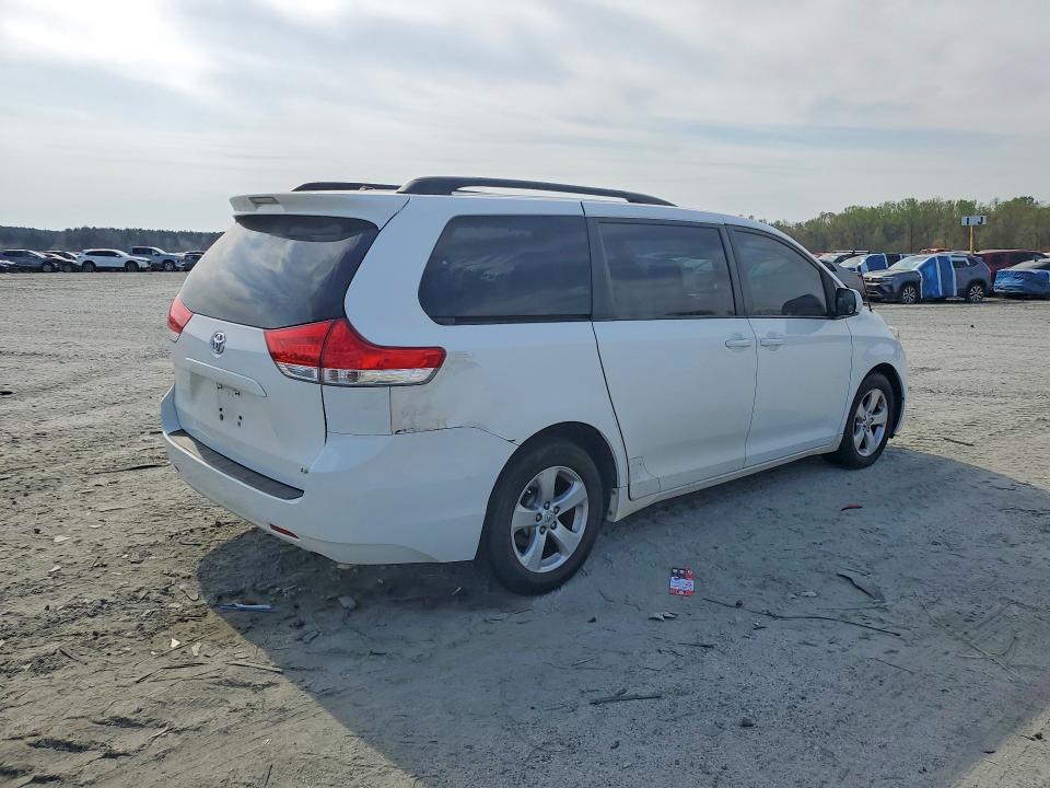 2011 Toyota Sienna le 8-passenger