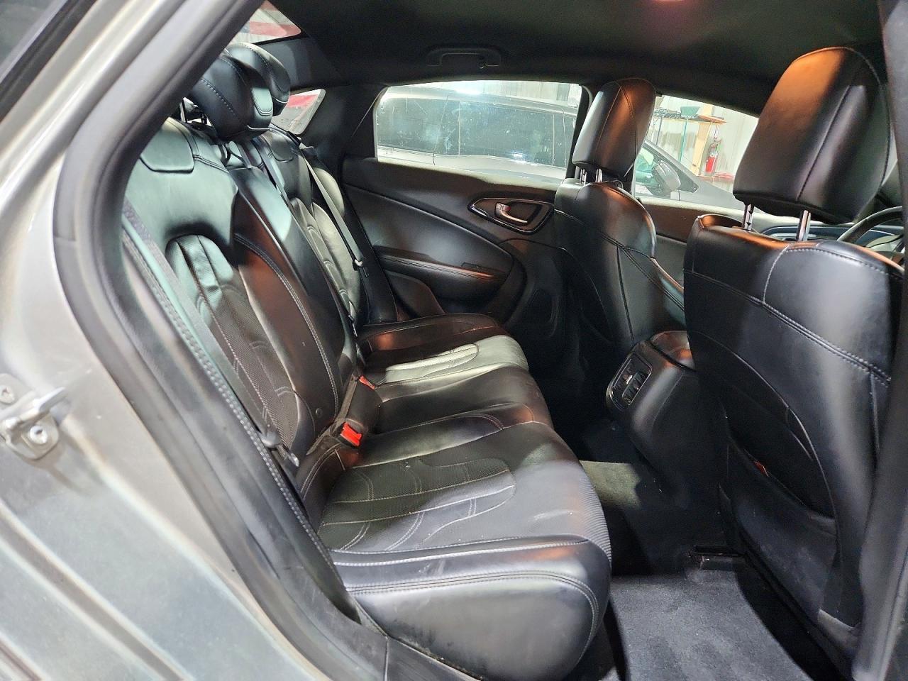 2016 Chrysler 200 s