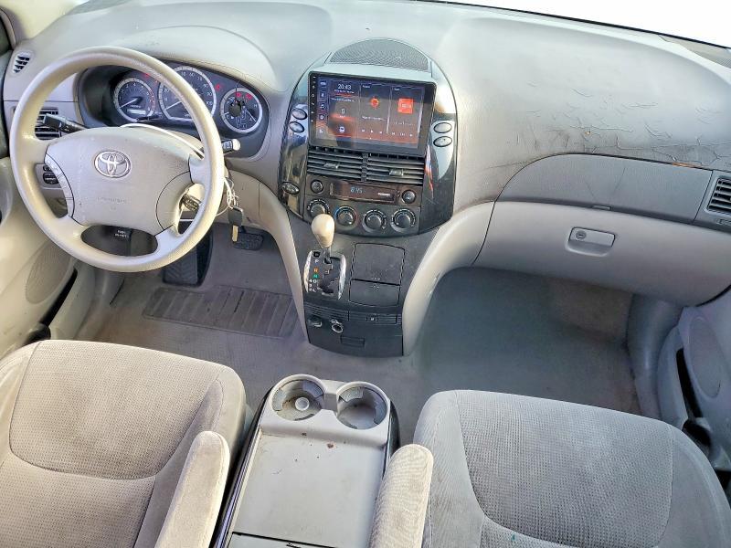 2004 Toyota Sienna le 8 Passenger