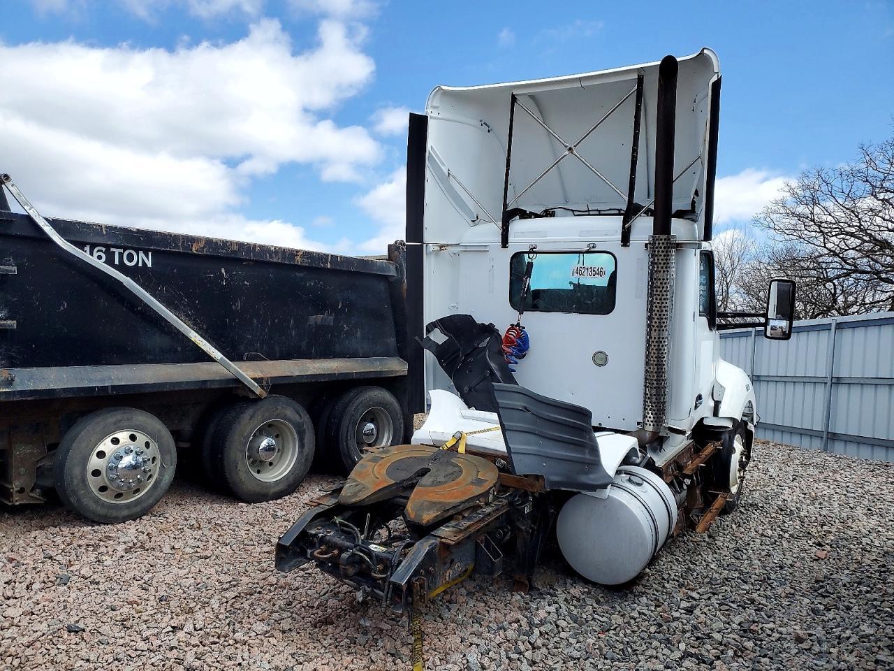 2015 Kenworth T680 Semi Truck