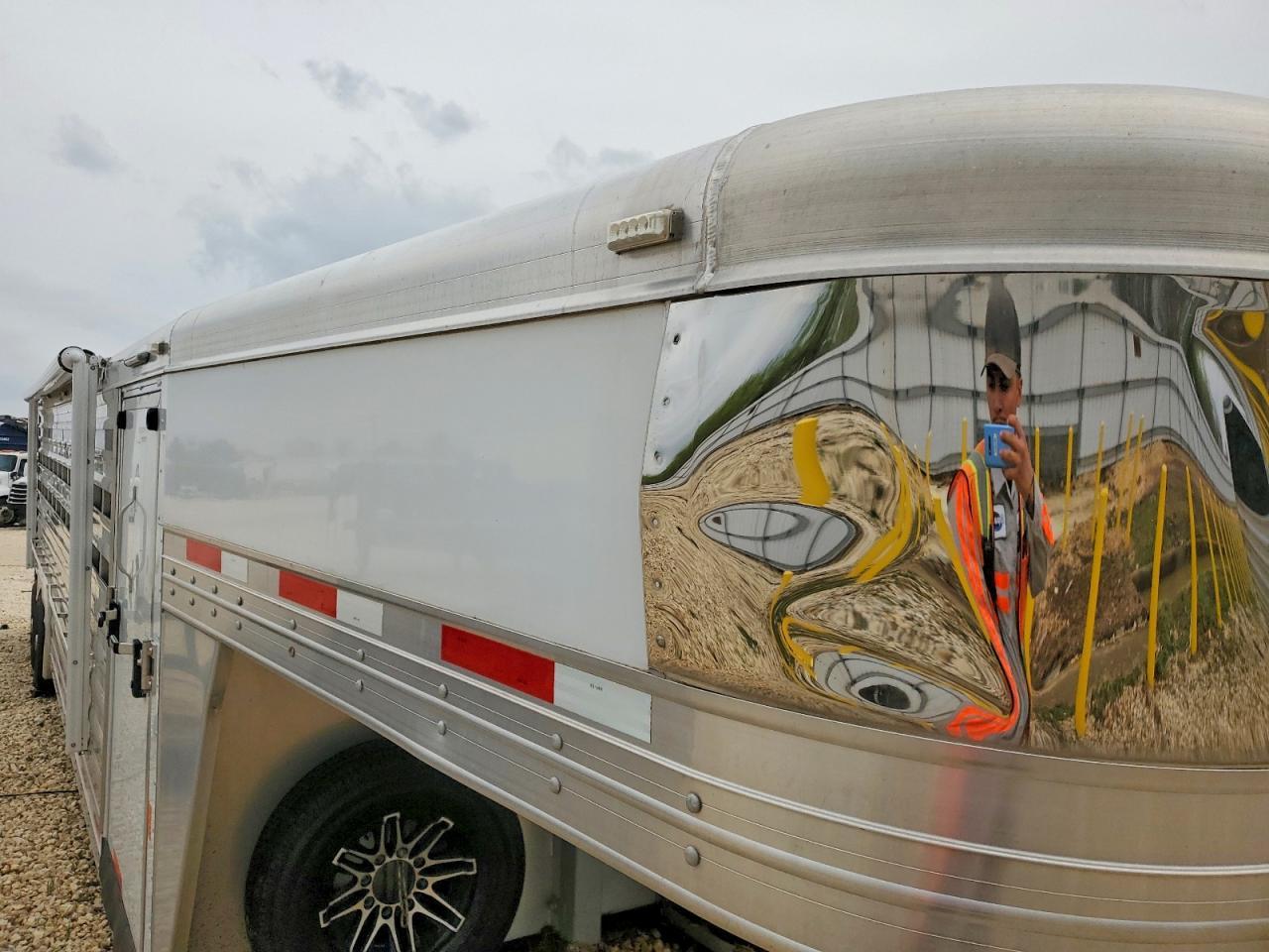 2018 Exxiss 2018 Universal Exiss Exhibitor 8028 Horse Trailer