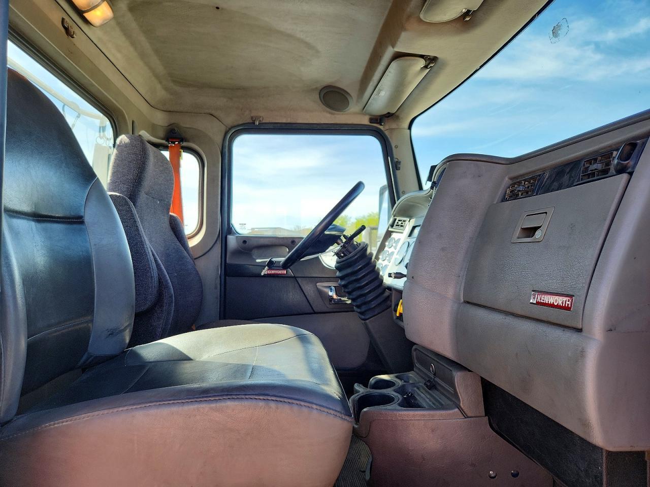 2015 Kenworth T330 Semi Truck