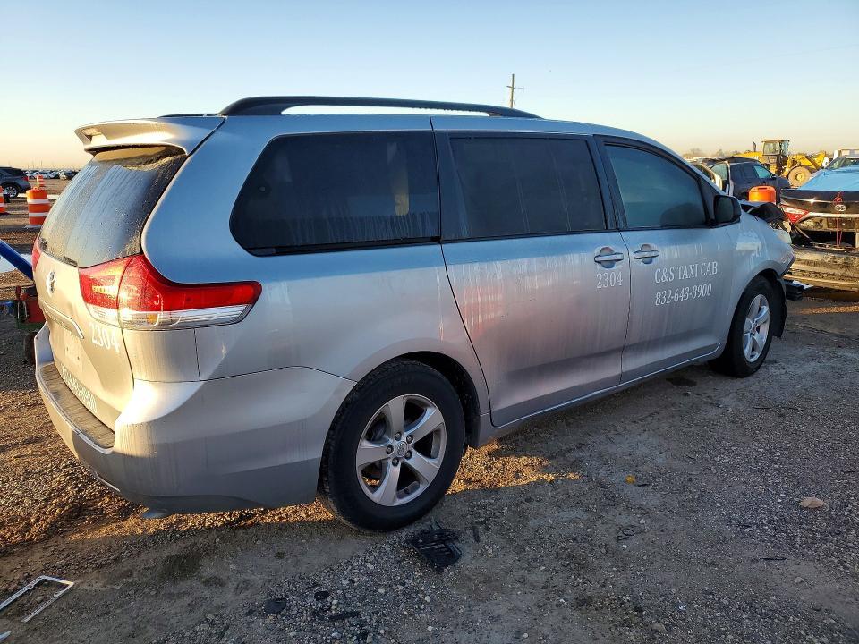 2014 Toyota Sienna le 8-passenger