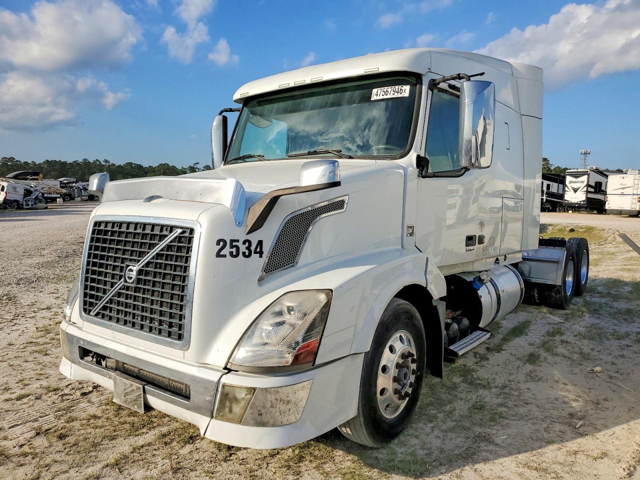 2013 Volvo VNL Semi Truck