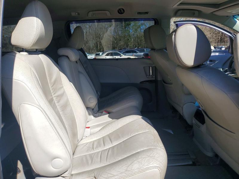 2012 Toyota Sienna xle 8-passenger