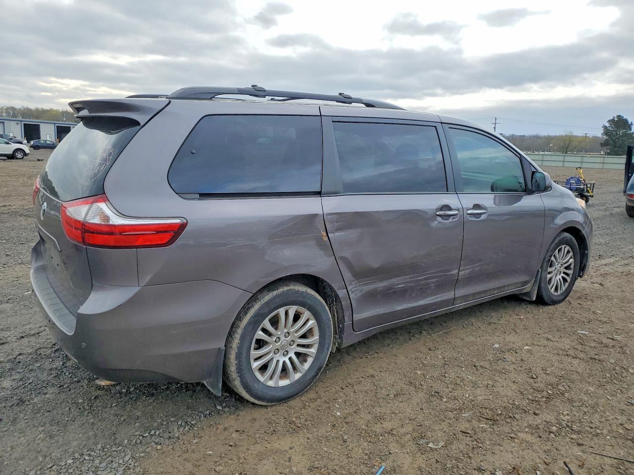 2015 Toyota Sienna xle 8-passenger