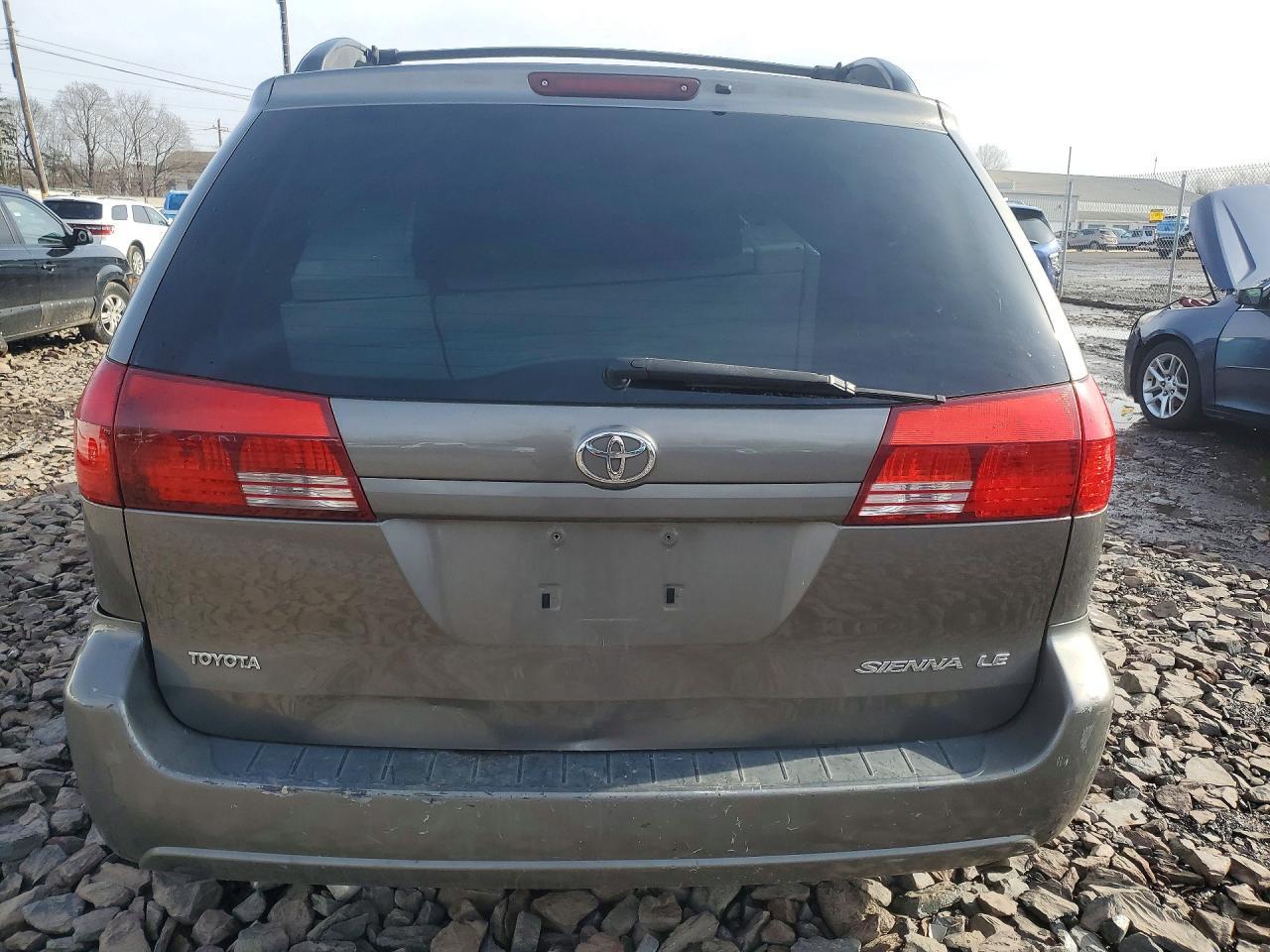 2004 Toyota Sienna le 8 Passenger
