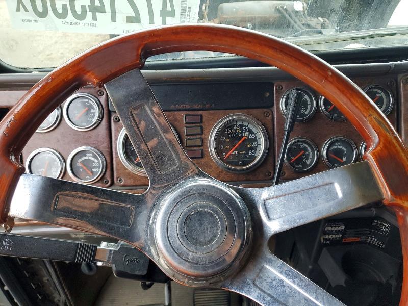 2004 Freigliner 2004 Freightliner FLD132 Semi Truck