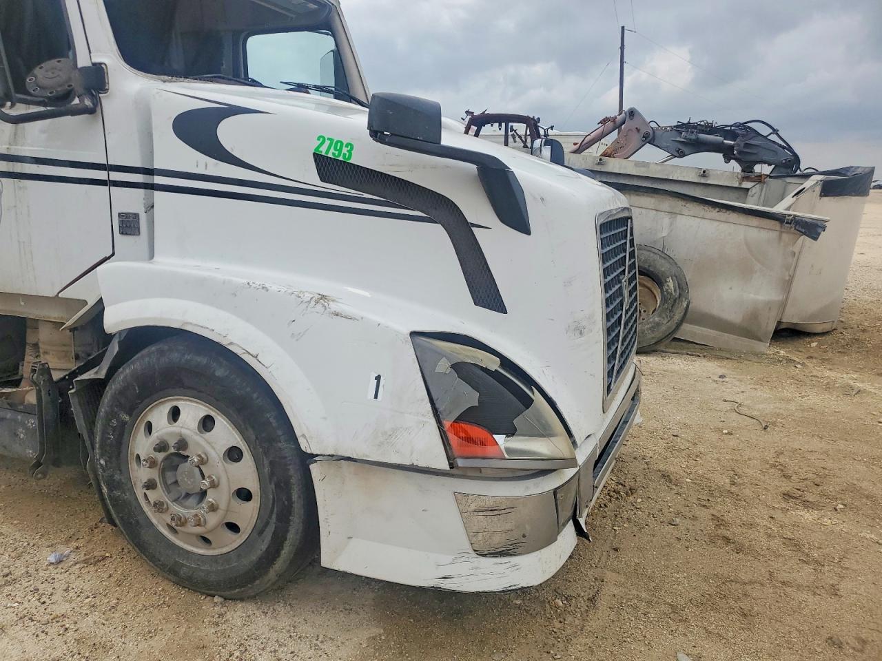 2013 Volvo VNL Semi Truck