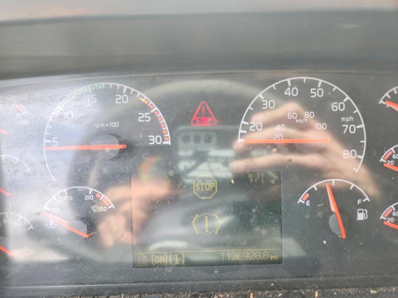 2003 Volvo VNL Semi Truck