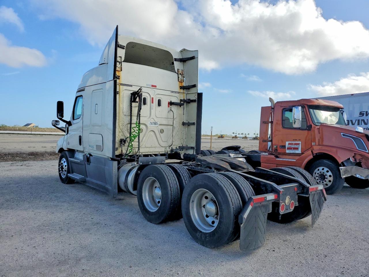 2019 Freigliner 2019 Freightliner Cascadia 116 Semi Truck