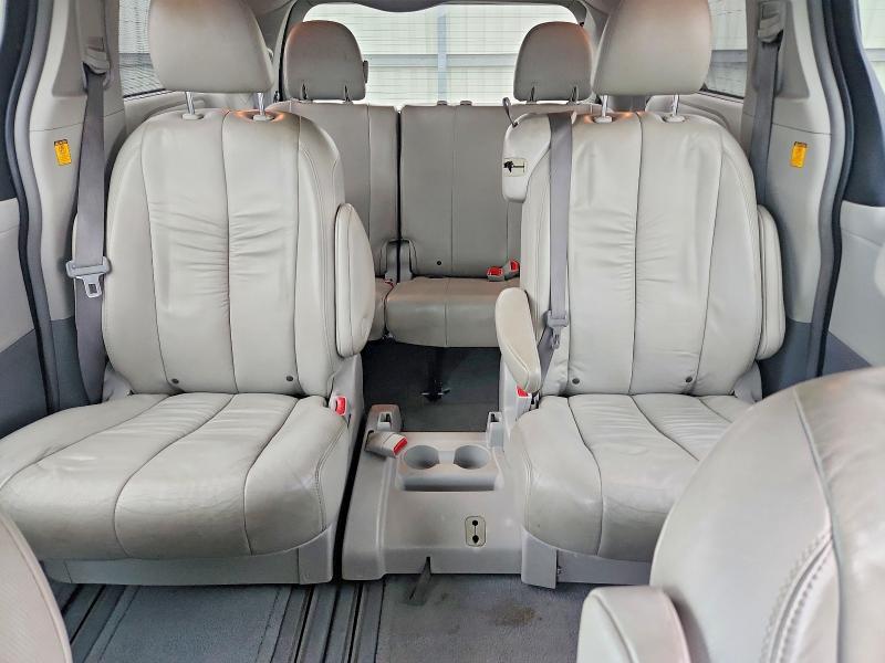 2011 Toyota Sienna xle 8-passenger