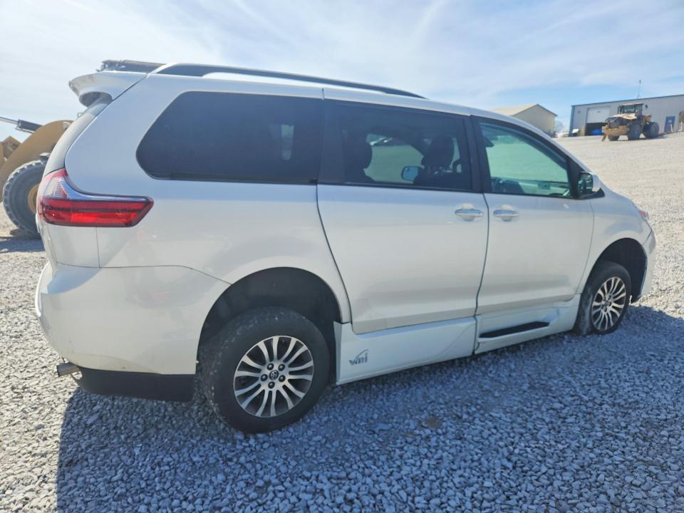 2020 Toyota Sienna xle 8-passenger