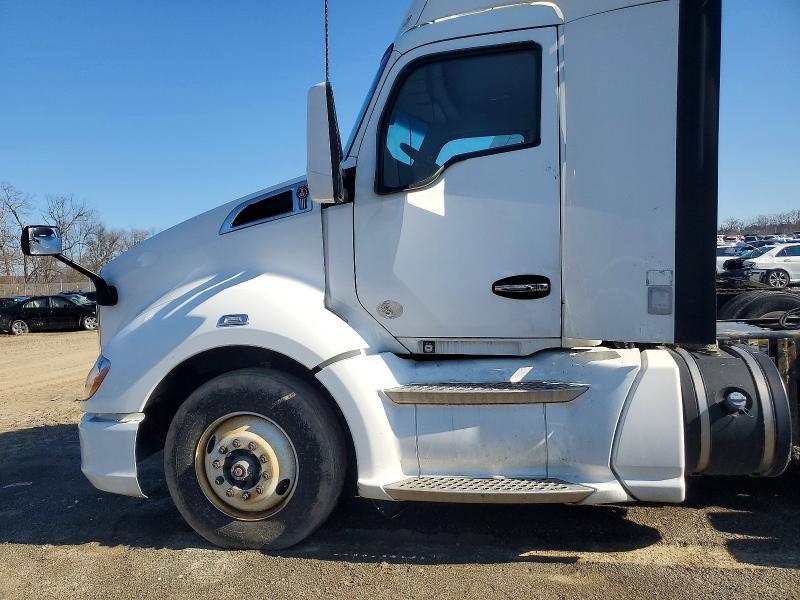 2015 Kenworth T680 Semi Truck